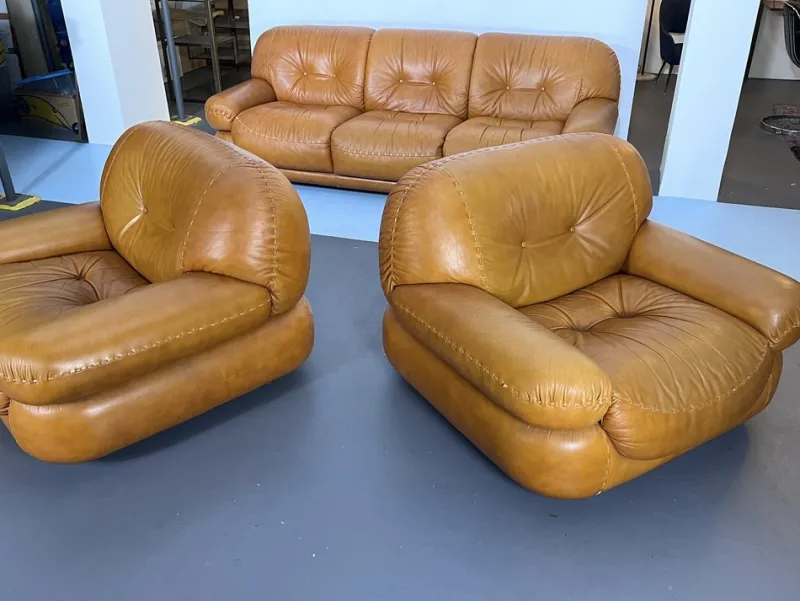 Pamono Vintage Cognac Leather Sofa and Armchairs by Sapporo for Mobil Girgi, Italy, 1970s, Set of 3> Living Room Sets