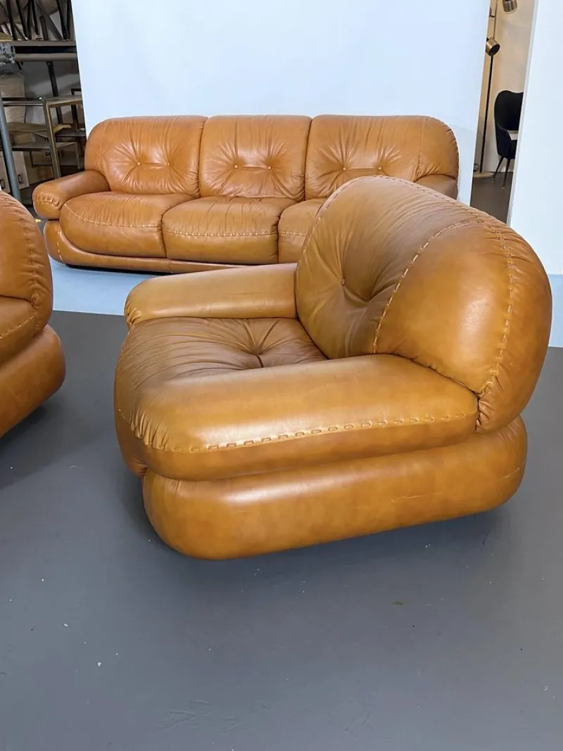 Pamono Vintage Cognac Leather Sofa and Armchairs by Sapporo for Mobil Girgi, Italy, 1970s, Set of 3> Living Room Sets