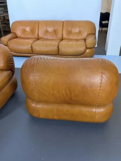 Pamono Vintage Cognac Leather Sofa and Armchairs by Sapporo for Mobil Girgi, Italy, 1970s, Set of 3><noscript><img width=