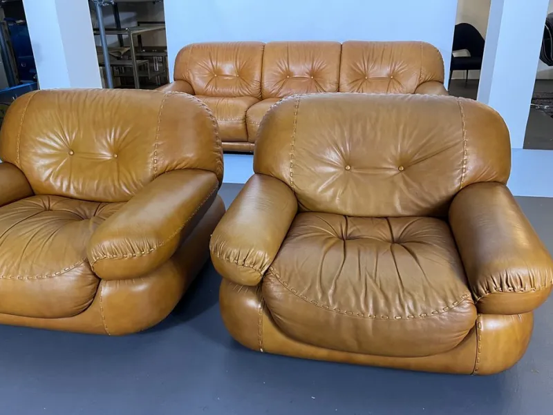 Pamono Vintage Cognac Leather Sofa and Armchairs by Sapporo for Mobil Girgi, Italy, 1970s, Set of 3> Living Room Sets