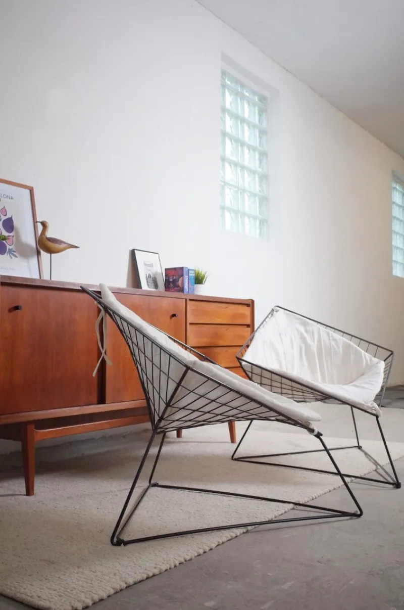 Sale Pamono Vintage Danish Oti Side Chairs with Wire Frame & Side Table by Niels Gammelgaard for Ikea, 1980s, Set of 3