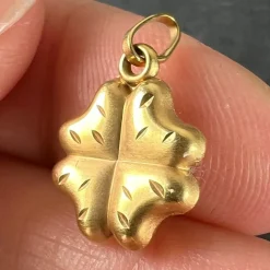 Pamono Vintage Four-Leaved Clover Charm Pendant in 18k Yellow Gold, 1960s><noscript><img width=