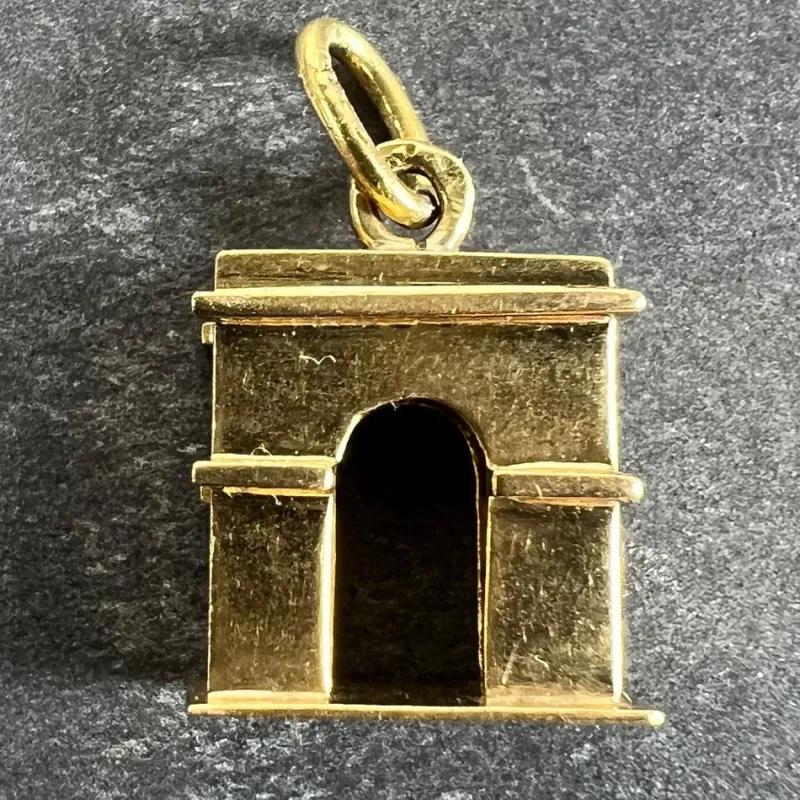 Pamono Vintage French 18 Karat Yellow Gold Arc de Triomphe Charm Pendant, 1950s