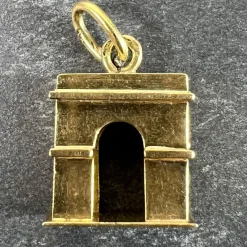 Pamono Vintage French 18 Karat Yellow Gold Arc de Triomphe Charm Pendant, 1950s