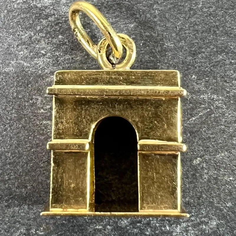 Pamono Vintage French 18 Karat Yellow Gold Arc de Triomphe Charm Pendant, 1950s