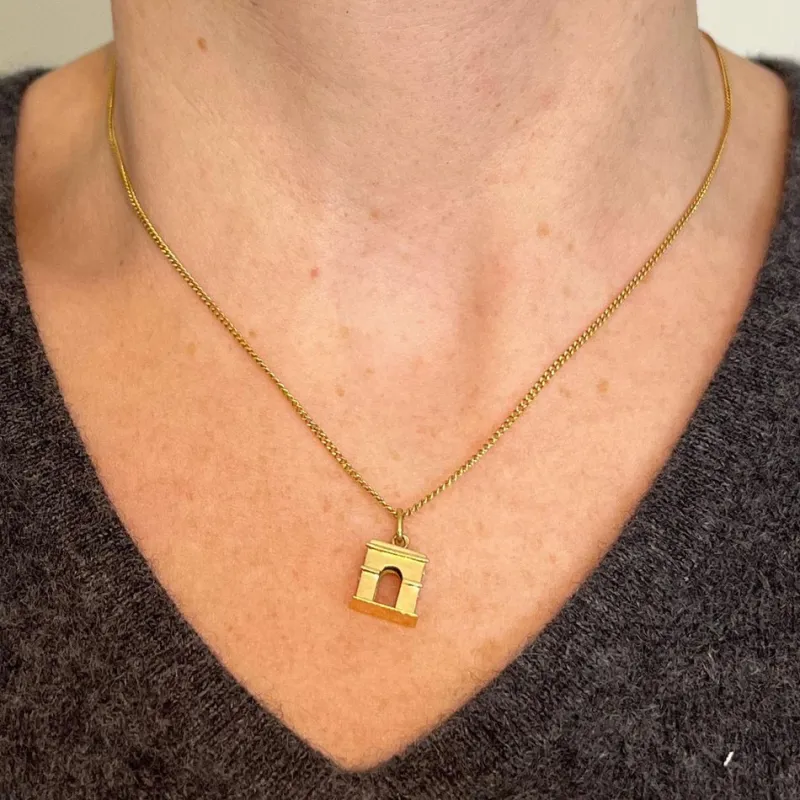 Pamono Vintage French 18 Karat Yellow Gold Arc de Triomphe Charm Pendant, 1950s