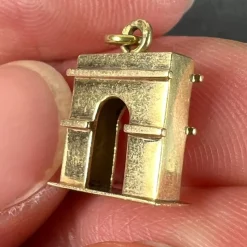 Pamono Vintage French 18 Karat Yellow Gold Arc de Triomphe Charm Pendant, 1950s