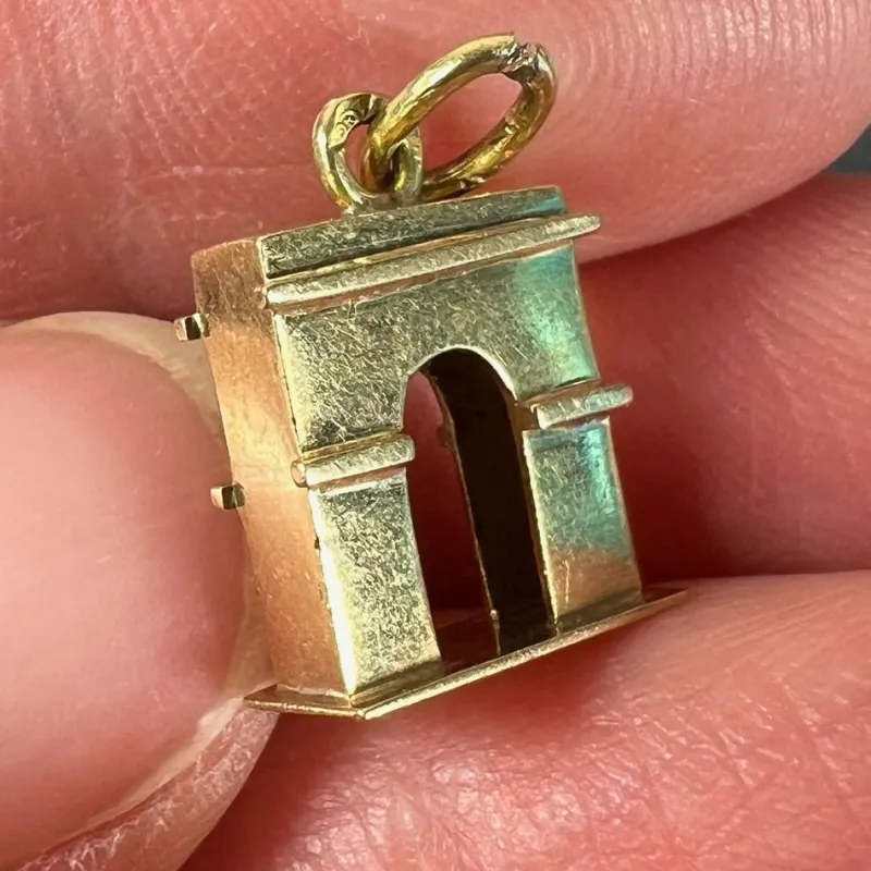 Pamono Vintage French 18 Karat Yellow Gold Arc de Triomphe Charm Pendant, 1950s