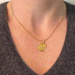 Hot Pamono Vintage French 18 Karat Yellow Gold Cancer Zodiac Charm Pendant, 1960s