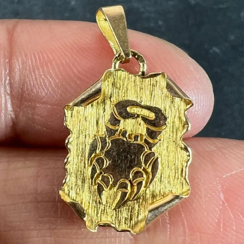 Hot Pamono Vintage French 18 Karat Yellow Gold Cancer Zodiac Charm Pendant, 1960s