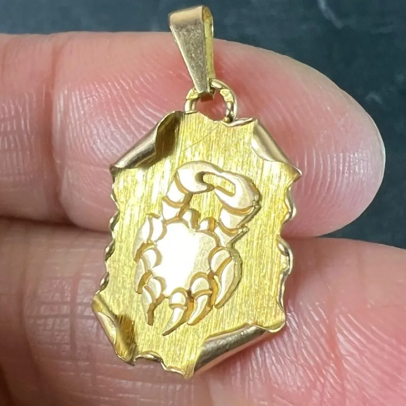 Hot Pamono Vintage French 18 Karat Yellow Gold Cancer Zodiac Charm Pendant, 1960s