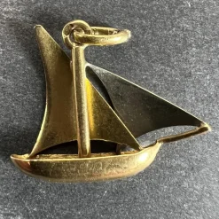 Pamono Vintage French 18 Karat Yellow and White Gold Yacht Boat Charm Pendant, 1950s><noscript><img width=