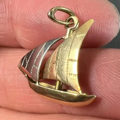 Pamono Vintage French 18 Karat Yellow and White Gold Yacht Boat Charm Pendant, 1950s><noscript><img width=