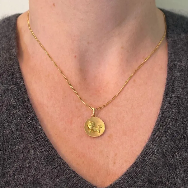 Sale Pamono Vintage French 18 Karat Yellow Gold Leo Zodiac Charm Pendant, 1960s
