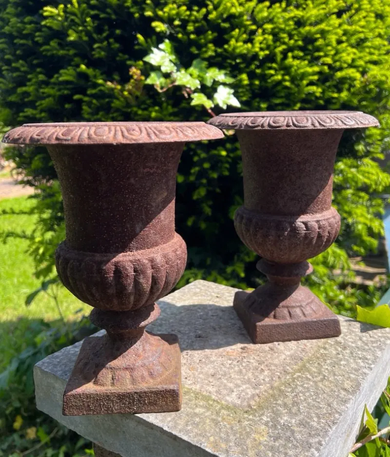 Pamono Vintage French Campana Style Cast Iron Garden Urns, 1970s, Set of 2> Garden Accessories