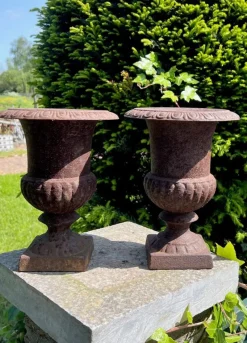 Pamono Vintage French Campana Style Cast Iron Garden Urns, 1970s, Set of 2> Garden Accessories