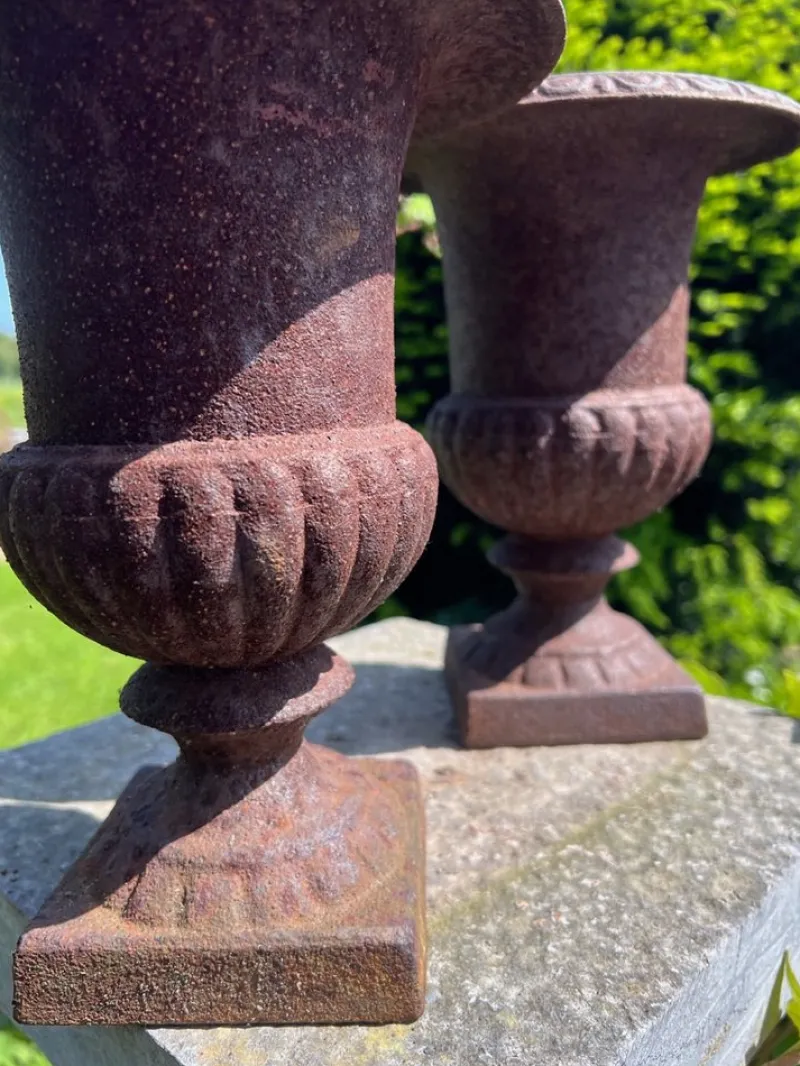Pamono Vintage French Campana Style Cast Iron Garden Urns, 1970s, Set of 2> Garden Accessories