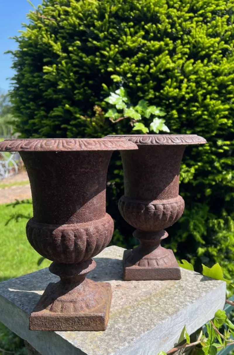 Pamono Vintage French Campana Style Cast Iron Garden Urns, 1970s, Set of 2> Garden Accessories