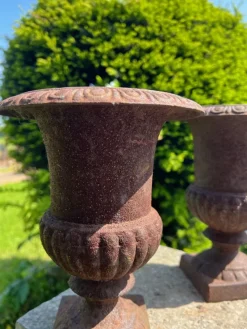 Pamono Vintage French Campana Style Cast Iron Garden Urns, 1970s, Set of 2><noscript><img width=
