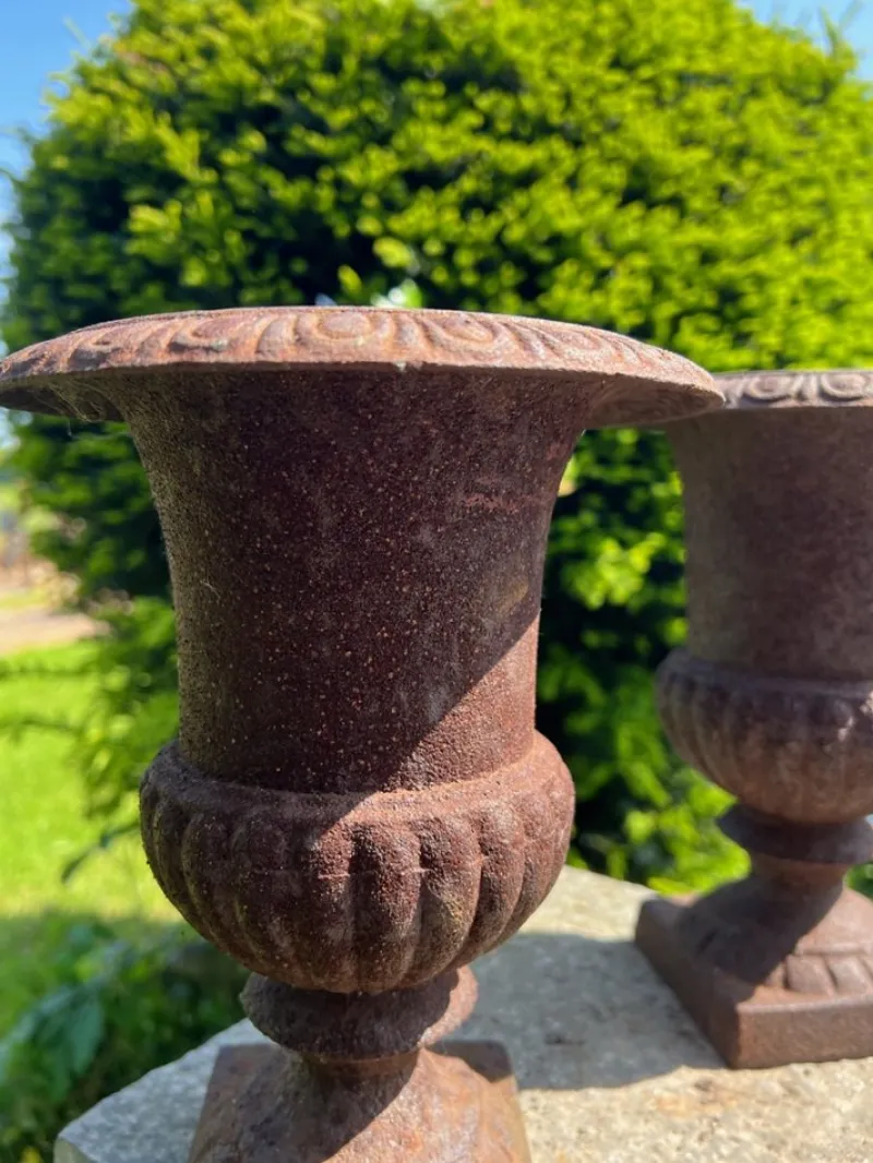 Pamono Vintage French Campana Style Cast Iron Garden Urns, 1970s, Set of 2> Garden Accessories