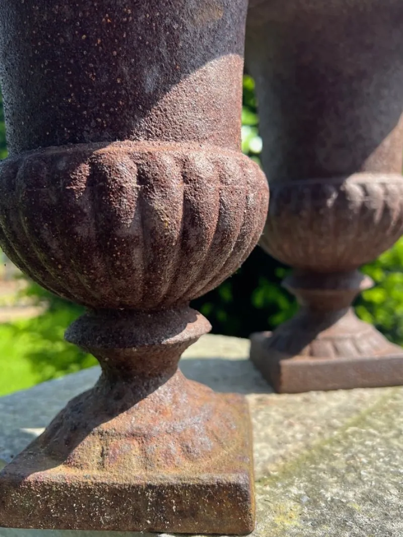 Pamono Vintage French Campana Style Cast Iron Garden Urns, 1970s, Set of 2> Garden Accessories