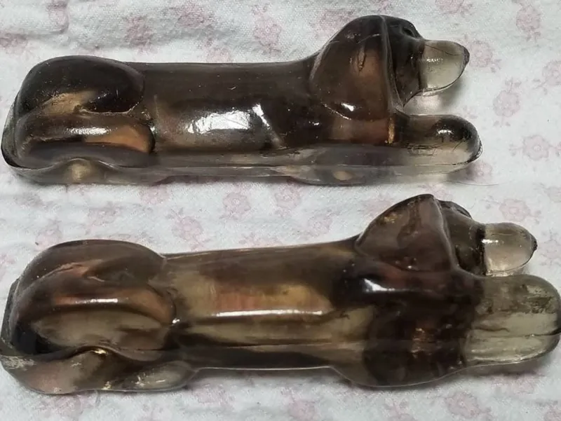 Pamono Vintage French Dachshund Dog Knife Rests in Taupe Glass, 1950s, Set of 12> Cutlery & Serving Utensils
