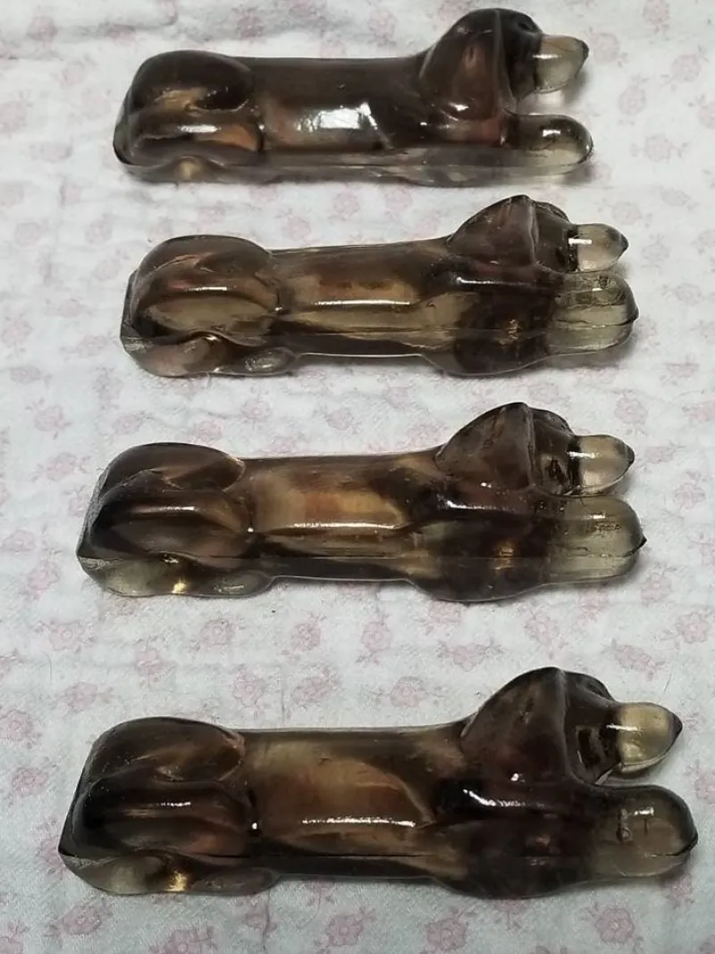 Pamono Vintage French Dachshund Dog Knife Rests in Taupe Glass, 1950s, Set of 12> Cutlery & Serving Utensils
