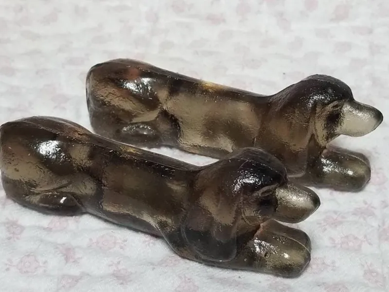 Pamono Vintage French Dachshund Dog Knife Rests in Taupe Glass, 1950s, Set of 12> Cutlery & Serving Utensils
