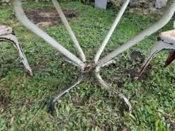 Pamono Vintage French Garden Set in Iron Table with Chairs, 1950s, Set of 3><noscript><img width=