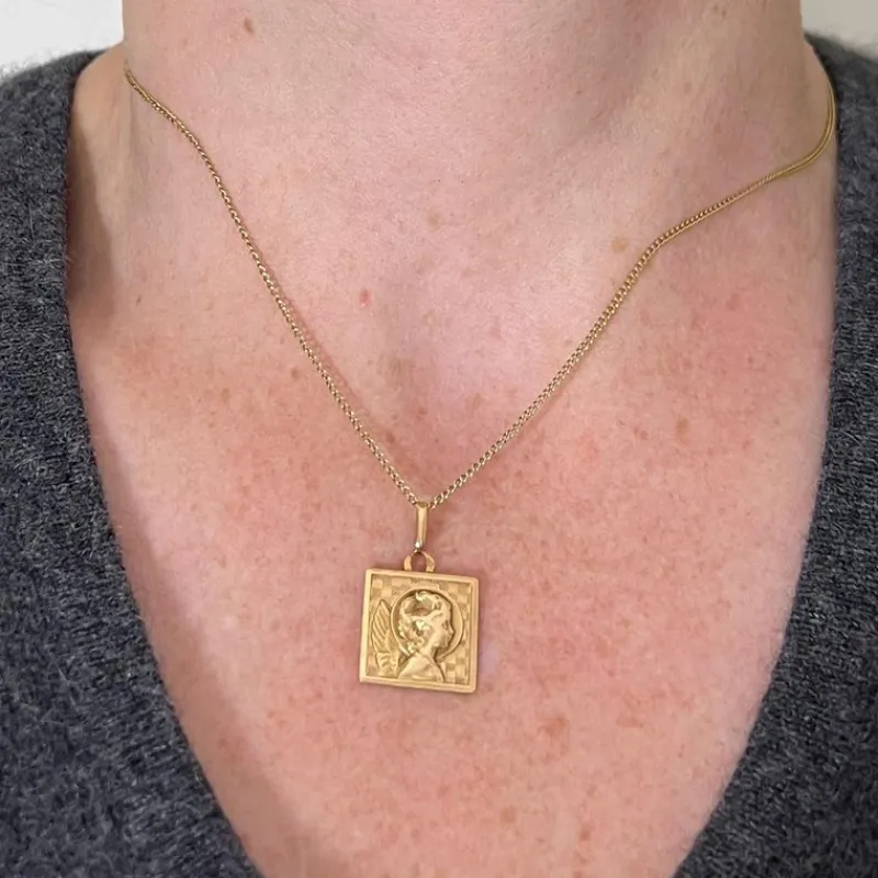 Pamono Vintage French 18k Yellow Gold Square Medal Pendant, 1950s> Necklaces