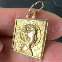 Pamono Vintage French 18k Yellow Gold Square Medal Pendant, 1950s><noscript><img width=