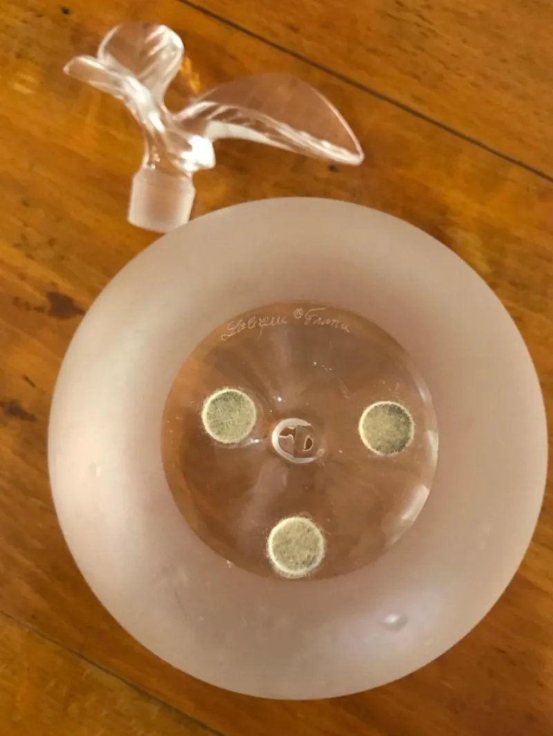 Pamono Vintage French Lalique Glass Scent Bottle from Nina Ricci, 1952, 1950s> Bottles, Carafes & Jugs