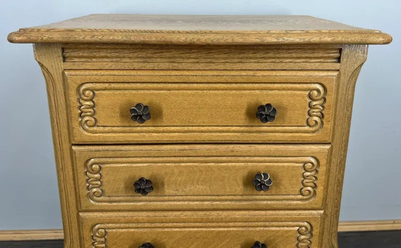 Pamono Vintage French Oak Bedside Tables, Set of 2> Nightstands