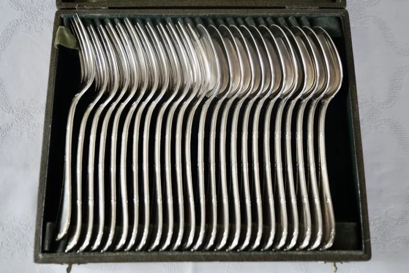 Pamono Vintage French Rubans Box Silver-Plated Dessert Cutlery from Christofle, 1960s, Set of 24> Cutlery & Serving Utensils