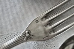 Pamono Vintage French Rubans Box Silver-Plated Dessert Cutlery from Christofle, 1960s, Set of 24> Cutlery & Serving Utensils