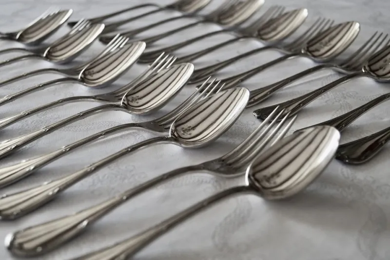 Pamono Vintage French Rubans Box Silver-Plated Dessert Cutlery from Christofle, 1960s, Set of 24> Cutlery & Serving Utensils