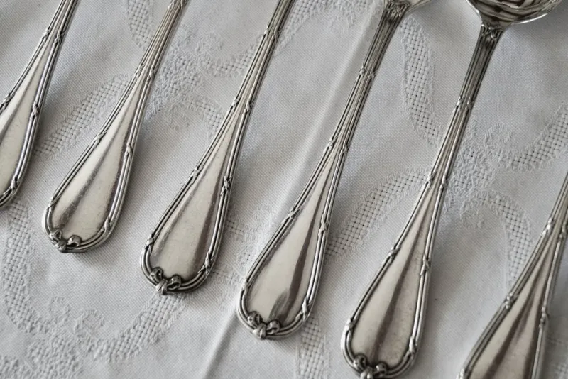 Pamono Vintage French Rubans Box Silver-Plated Dessert Cutlery from Christofle, 1960s, Set of 24> Cutlery & Serving Utensils
