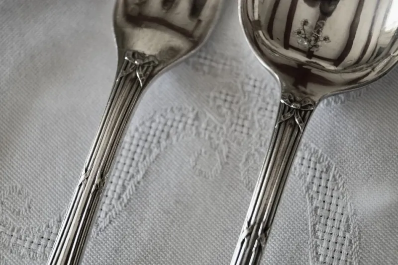 Pamono Vintage French Rubans Box Silver-Plated Dessert Cutlery from Christofle, 1960s, Set of 24> Cutlery & Serving Utensils