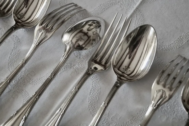 Pamono Vintage French Rubans Box Silver-Plated Dessert Cutlery from Christofle, 1960s, Set of 24> Cutlery & Serving Utensils