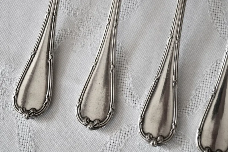 Pamono Vintage French Rubans Box Silver-Plated Dessert Cutlery from Christofle, 1960s, Set of 24> Cutlery & Serving Utensils