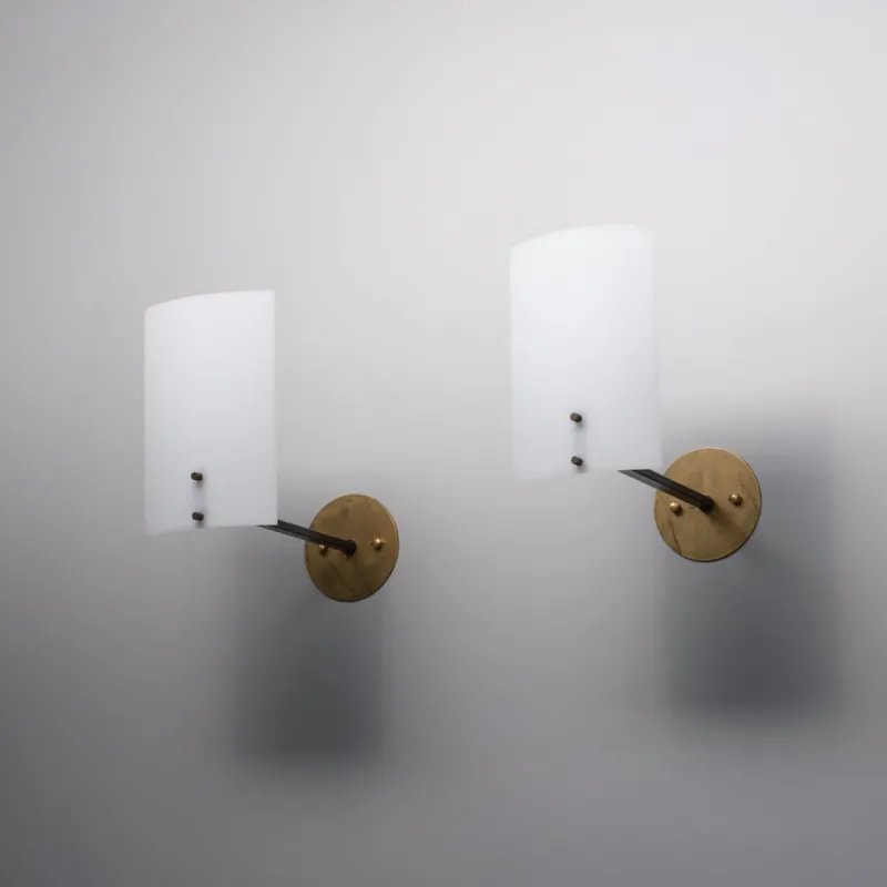 Pamono Vintage Italian Brass Sconces with Curved White Diffusers, 1950s, Set of 2> Wall Lights & Sconces