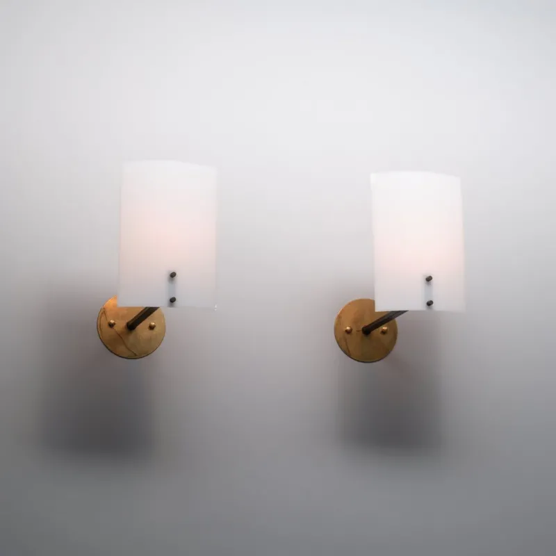 Pamono Vintage Italian Brass Sconces with Curved White Diffusers, 1950s, Set of 2> Wall Lights & Sconces