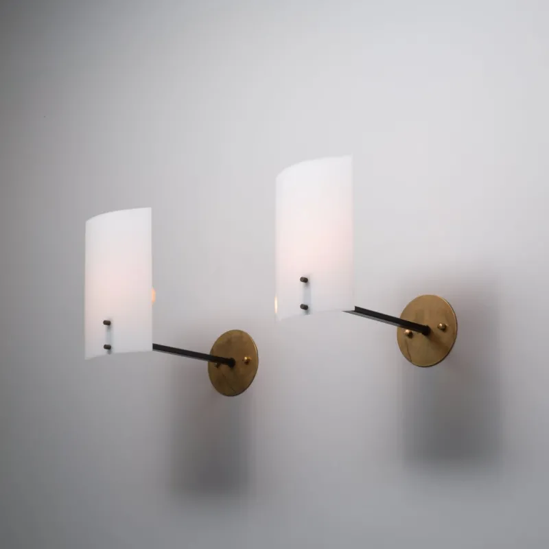 Pamono Vintage Italian Brass Sconces with Curved White Diffusers, 1950s, Set of 2> Wall Lights & Sconces