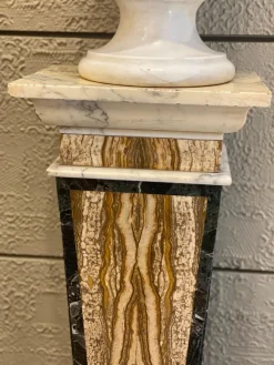 Pamono Vintage Italian Neoclassical Inlaid Marble Pedestals, 1970, Set of 2><noscript><img width=