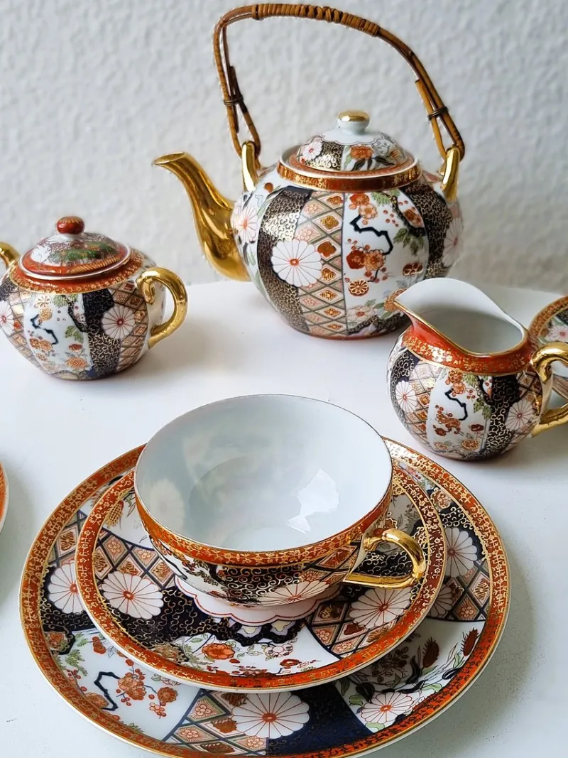 Pamono Vintage Japanese Imari Tea Service in Gilt Porcelain, 1950s, Set of 21> Coffee & Tea Service