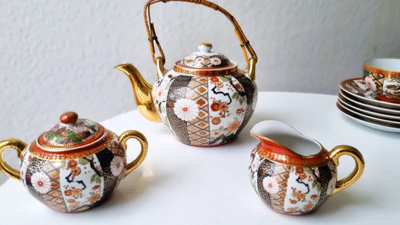 Pamono Vintage Japanese Imari Tea Service in Gilt Porcelain, 1950s, Set of 21> Coffee & Tea Service