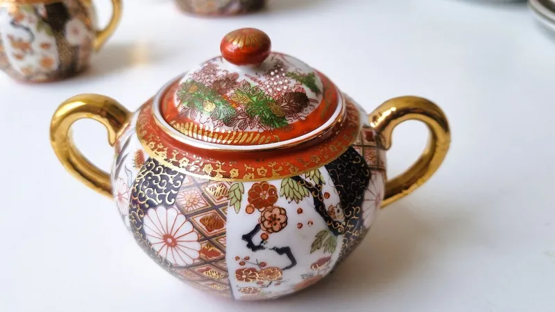 Pamono Vintage Japanese Imari Tea Service in Gilt Porcelain, 1950s, Set of 21> Coffee & Tea Service
