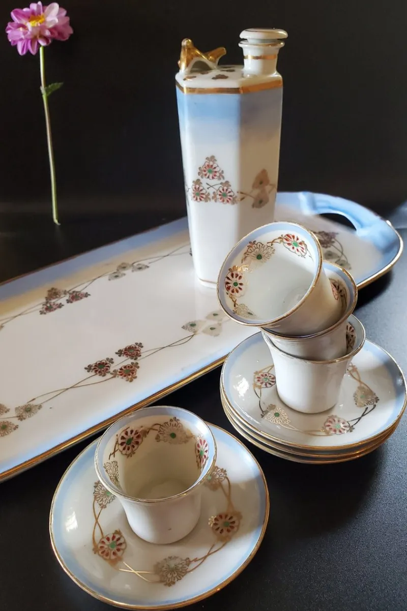 Pamono Vintage Japanese Murani Sake Set with Whistling Bird Decanter, Geisha Cups and Long Tray, 1920s, Set of 10> Coffee & Tea Service