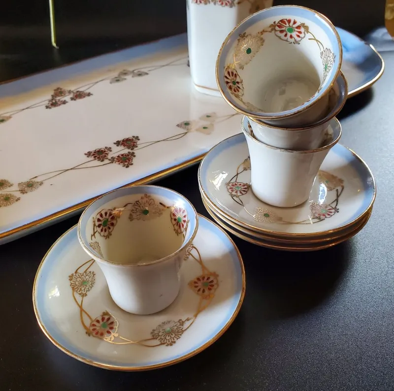 Pamono Vintage Japanese Murani Sake Set with Whistling Bird Decanter, Geisha Cups and Long Tray, 1920s, Set of 10> Coffee & Tea Service
