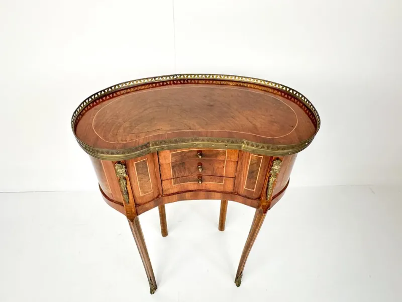 Pamono Vintage Kidney-Shaped Side Table with Brass Details> Nightstands
